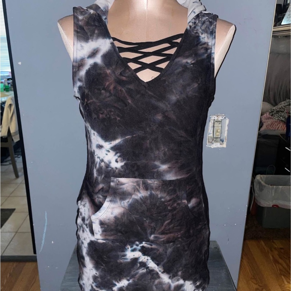 Women's Black and White Tie Dye Sleeveless Hooded Dress
